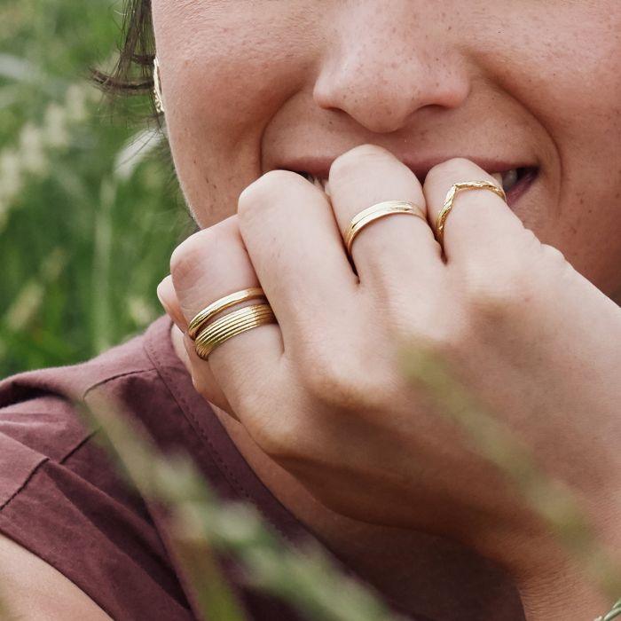 Alex Monroe 18ct Gold Slim D-Shaped Reed Band Ring – Rococo Jewellery