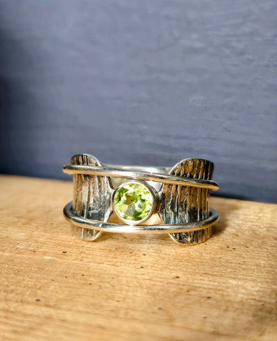 Sterling Silver Peridot Bark Effect Spinning Ring