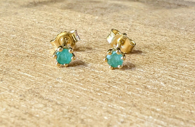 9ct Yellow Gold 3mm Emerald Stud Earrings - Rococo Jewellery